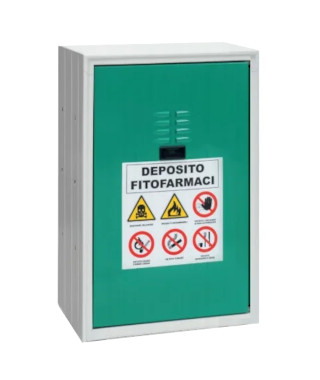 armadio per fitofarmaci con cartello di segnalazione
